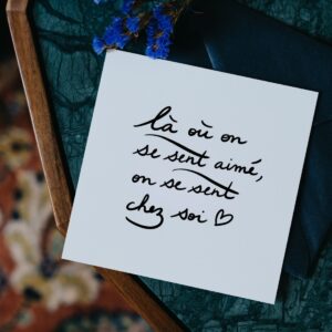 CARTE – LÀ OU ON SE SENT AIMÉ (avec enveloppe)